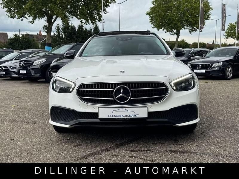 Weiß Gebraucht 2022 Mercedes E300 Limousine | 25.480 € (Guter Preis) - Bild 1/4