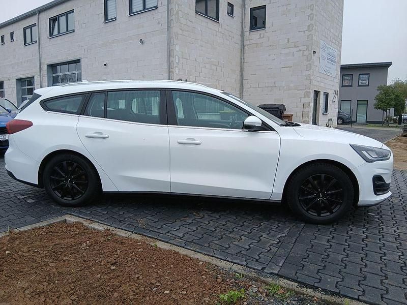 Weiß Gebraucht 2022 Ford Focus Titanium Limousine | 15.680 € (Fairer Preis) - Bild 1/3