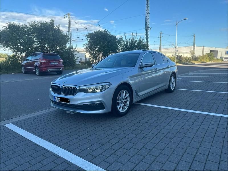 Grau Gebraucht 2019 BMW 520 Limousine | 26.800 € (Fairer Preis) - Bild 1/4