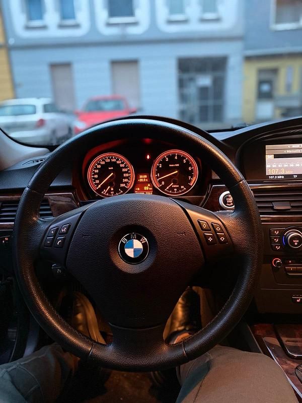 Usado BMW 325 218 HP (160 kW) 2008 Preto Carrinha