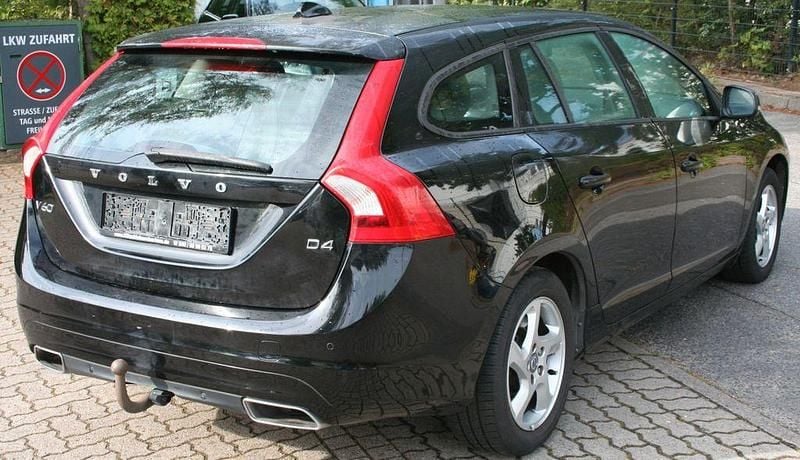 Gebraucht Volvo V60 Kinetic 181 PS (133 kW) 2014 Schwarz Kombi