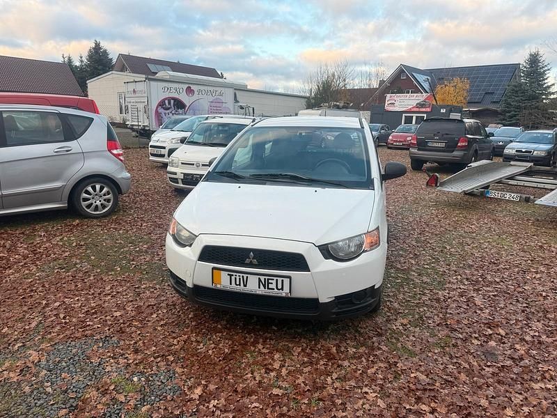Weiß Gebraucht 2010 Mitsubishi Colt Limousine | 2.900 € (Fairer Preis) - Bild 1/4