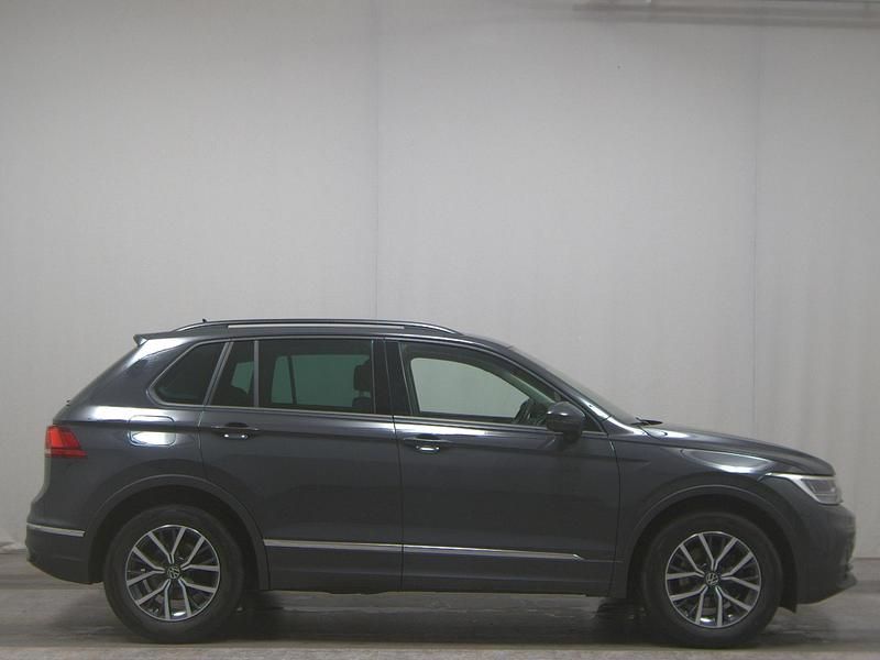 Grau Gebraucht 2022 VW Tiguan Life SUV | 20.680 € (Guter Preis) - Bild 1/4