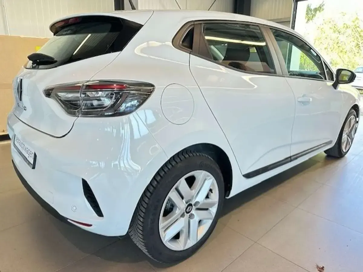 Używany Renault Clio V Evolution 67 KM (49 kW) 2024 Biały Sedan/Limuzyna