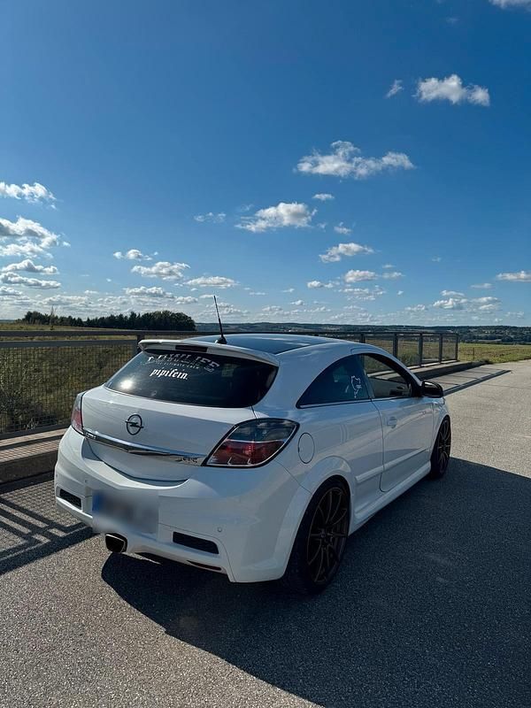 Gebraucht Opel Astra OPC 241 PS (177 kW) 2010 Weiß Kleinwagen