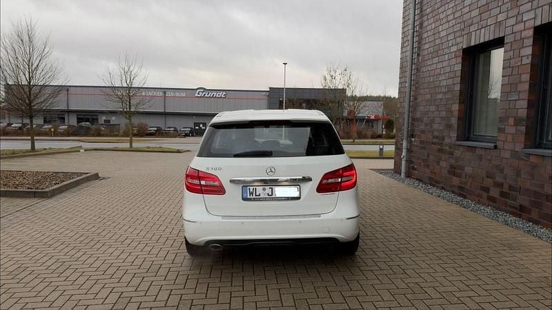 Gebraucht Mercedes B180 122 PS (89 kW) 2012 Weiß Van / Kleinbus