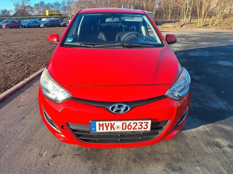 Gebraucht Hyundai i20 86 PS (63 kW) 2012 Rot Kleinwagen