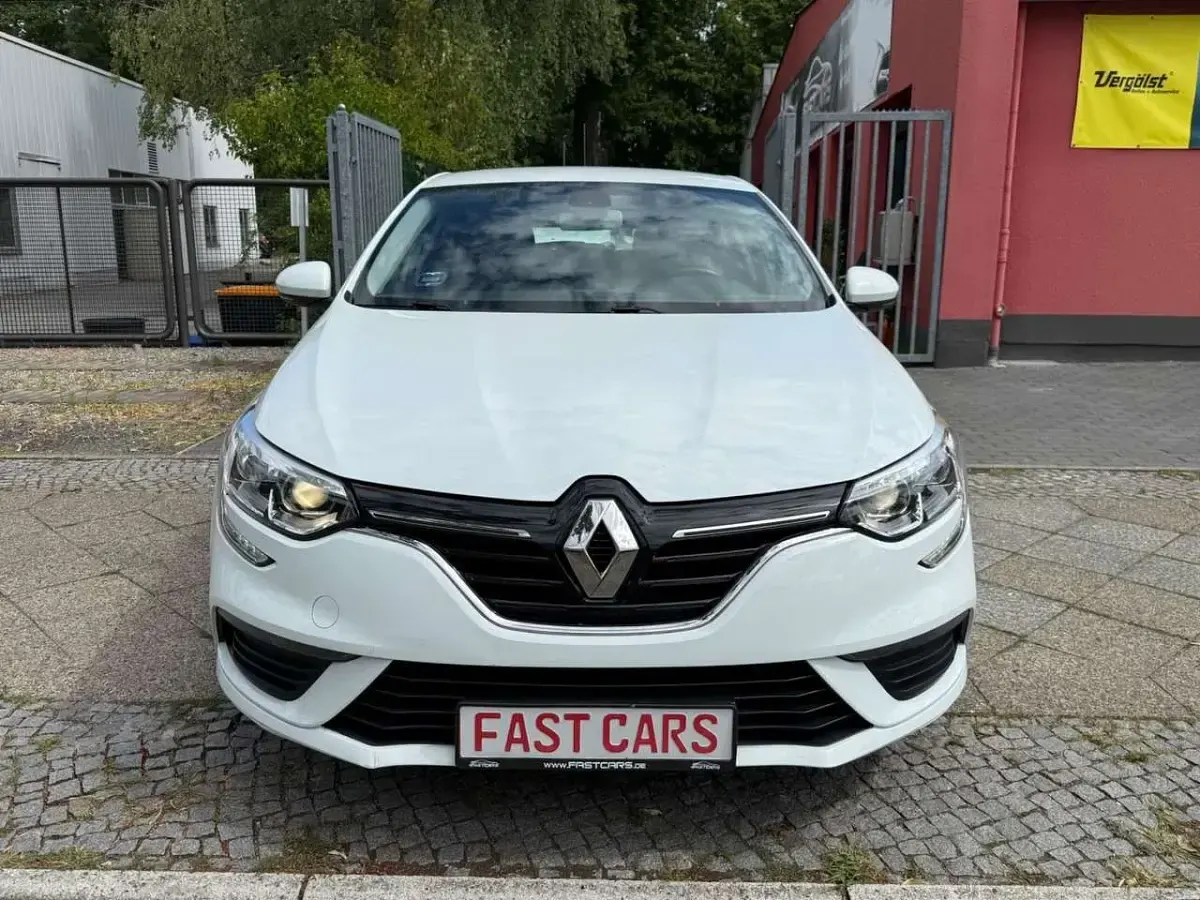 Gebraucht Renault Mégane IV Play 101 PS (74 kW) 2018 Gletscherweiss Limousine