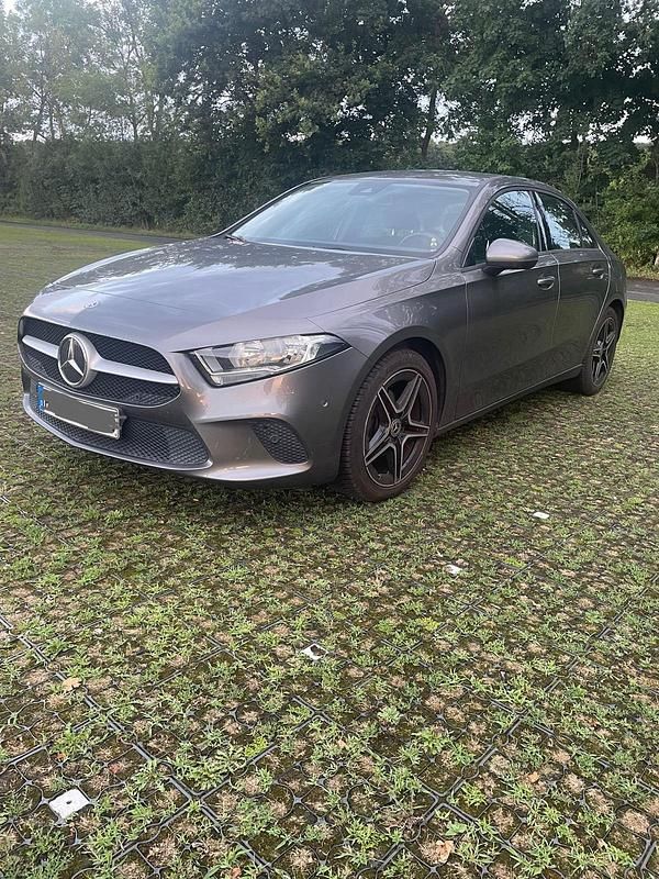 Grau Gebraucht 2020 Mercedes A180 Limousine | 16.800 € (Guter Preis) - Bild 1/4
