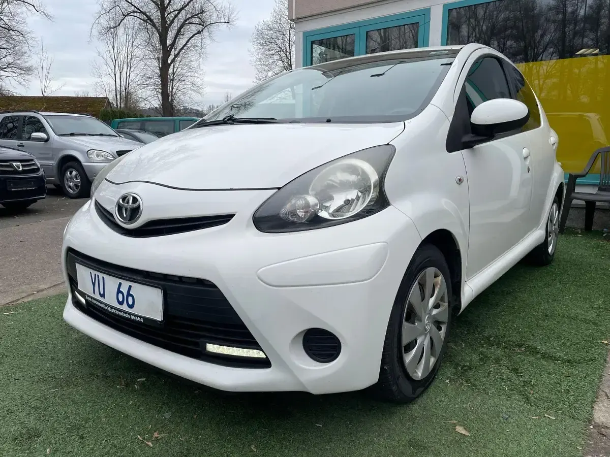 Gebraucht Toyota Aygo 68 PS (50 kW) 2013 Weiß Kleinwagen