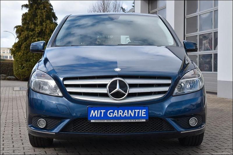 Gebraucht Mercedes B180 122 PS (89 kW) 2012 Blau Van / Kleinbus