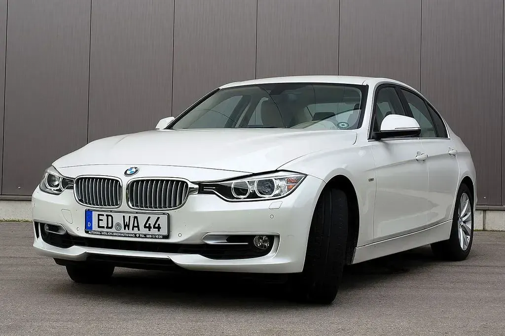 Gebraucht BMW 320 184 PS (135 kW) 2014 Weiß Limousine