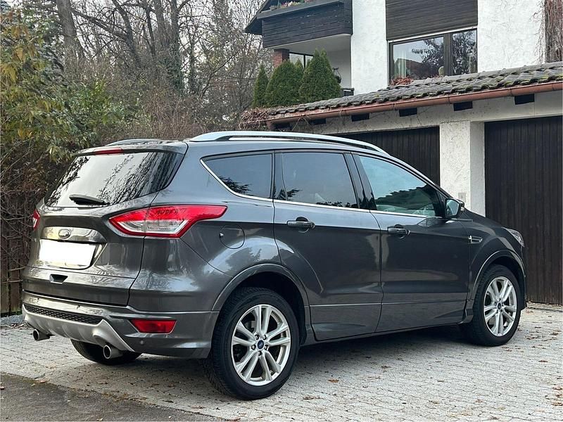 Gebraucht Ford Kuga Titanium 179 PS (131 kW) 2016 Grau SUV