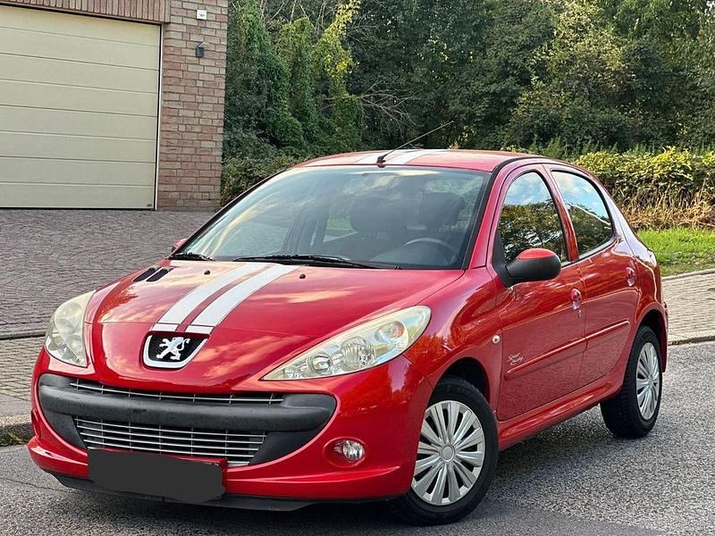 Rot Gebraucht 2012 Peugeot 206+ Kleinwagen | 3.999 € (Etwas zu teuer) - Bild 1/4