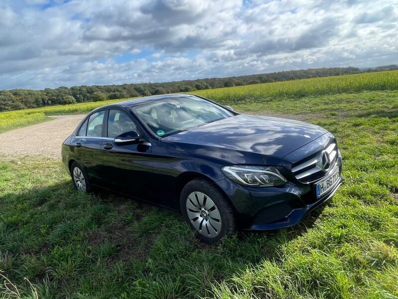 Blau Gebraucht 2014 Mercedes 220 Limousine | 12.500 € (Fairer Preis) - Bild 1/4