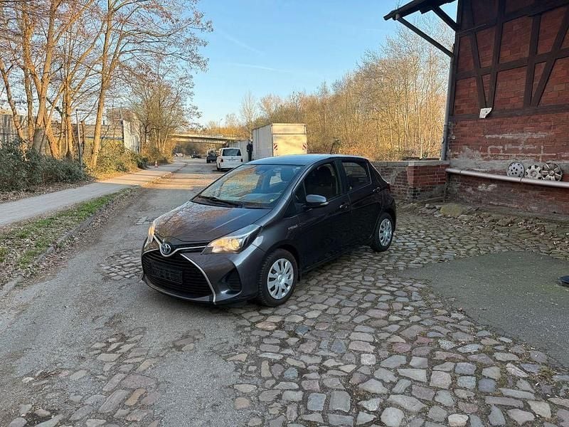 Gebraucht Toyota Yaris 73 PS (53 kW) 2016 Grau Limousine