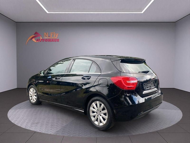 Gebraucht Mercedes 180 Style 109 PS (80 kW) 2015 Schwarz Limousine