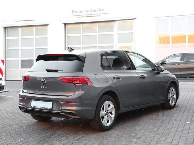 Gebraucht VW Golf VIII Life 131 PS (96 kW) 2023 Delfingraumetallic Limousine