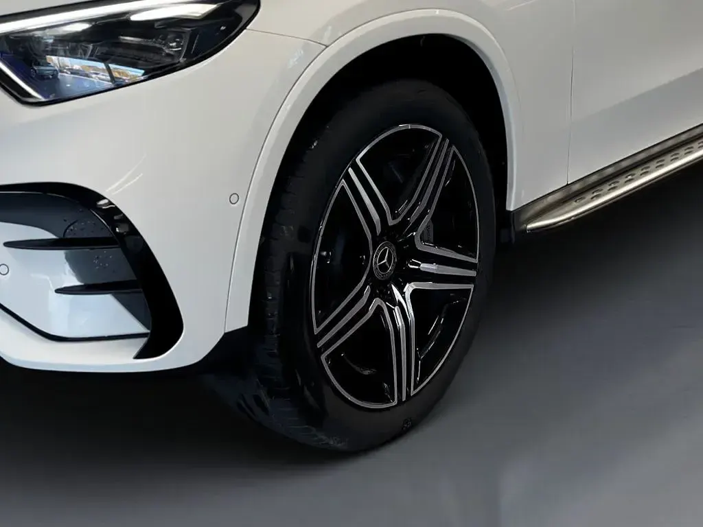 Gebraucht Mercedes GLC300de AMG 197 PS (144 kW) 2024 Weiß Coupé