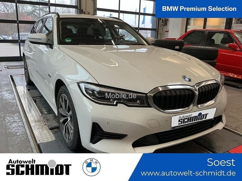 Weiß Gebraucht 2021 BMW 320e Advantage Kombi | 24.990 € (Guter Preis) - Bild 1/3