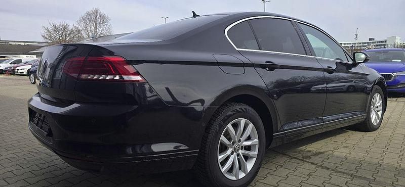 Gebraucht VW Passat Comfortline 120 PS (88 kW) 2018 Schwarz Limousine
