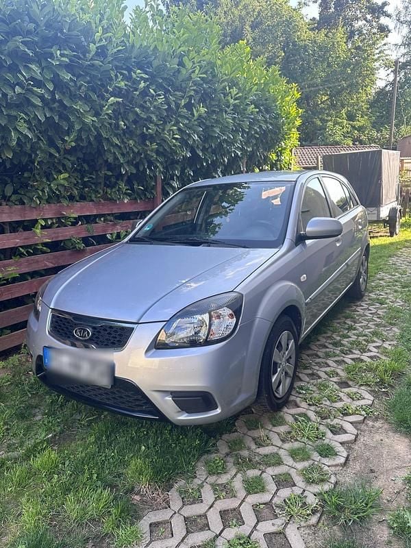 Silber Gebraucht 2011 Kia Rio Kleinwagen | 3.100 € (Superpreis) - Bild 1/4