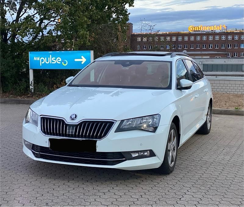 Weiß Gebraucht 2016 Skoda Superb Kombi | 7.500 € (Guter Preis) - Bild 1/4