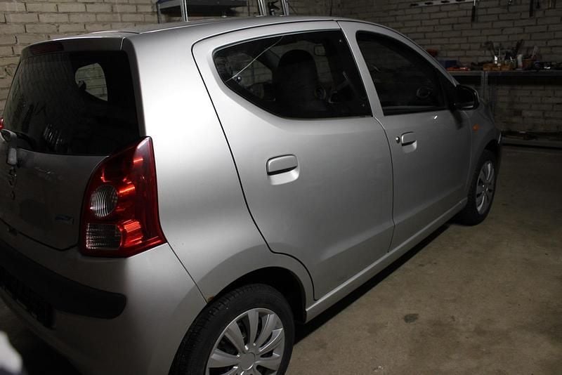 Gebraucht Nissan Pixo 69 PS (50 kW) 2010 Silber Kleinwagen