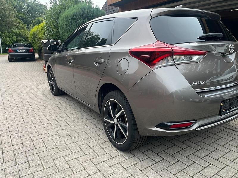 Gebraucht Toyota Auris Edition-S 111 PS (81 kW) 2017 Grau Kleinwagen