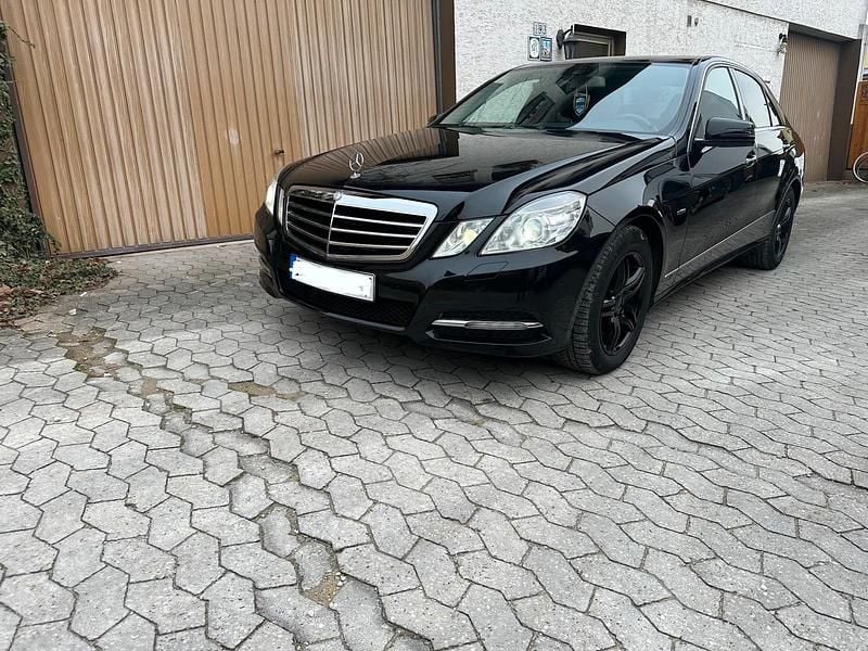 Schwarz Gebraucht 2011 Mercedes E300 Limousine | 9.650 € (Guter Preis) - Bild 1/4