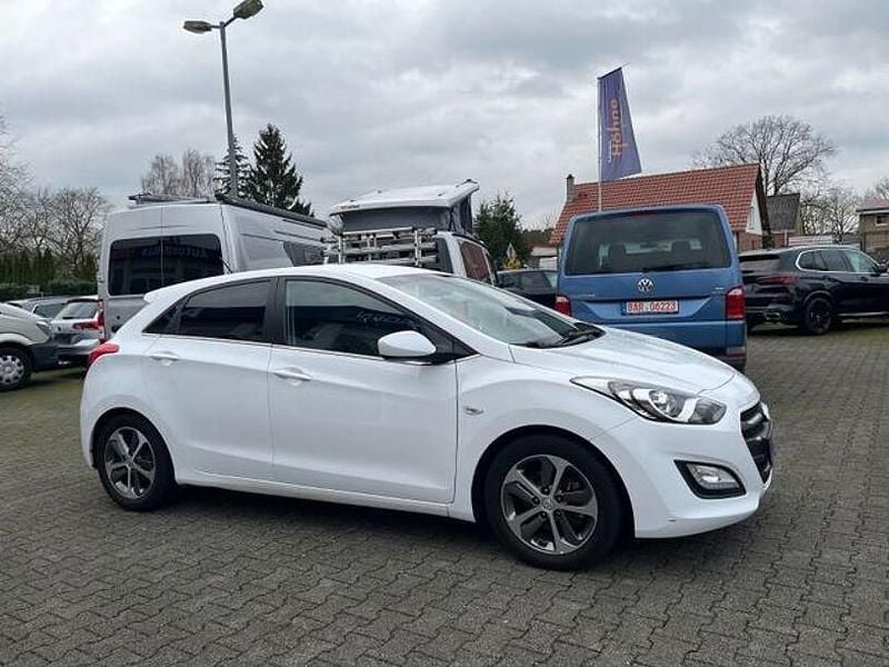 Gebraucht Hyundai i30 YES! 101 PS (74 kW) 2015 Weiß Limousine