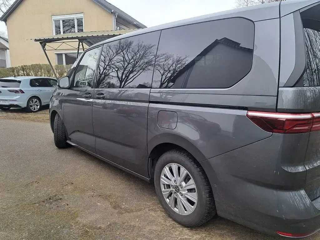 Gebraucht VW Multivan 204 PS (150 kW) 2024 Grau Van / Kleinbus