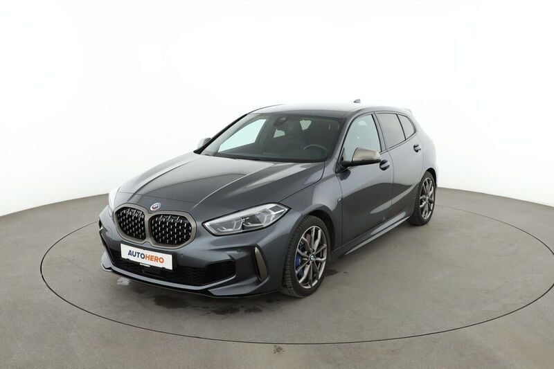Grau Gebraucht 2020 BMW M135 Performance Kleinwagen | 30.830 € (Fairer Preis) - Bild 1/4