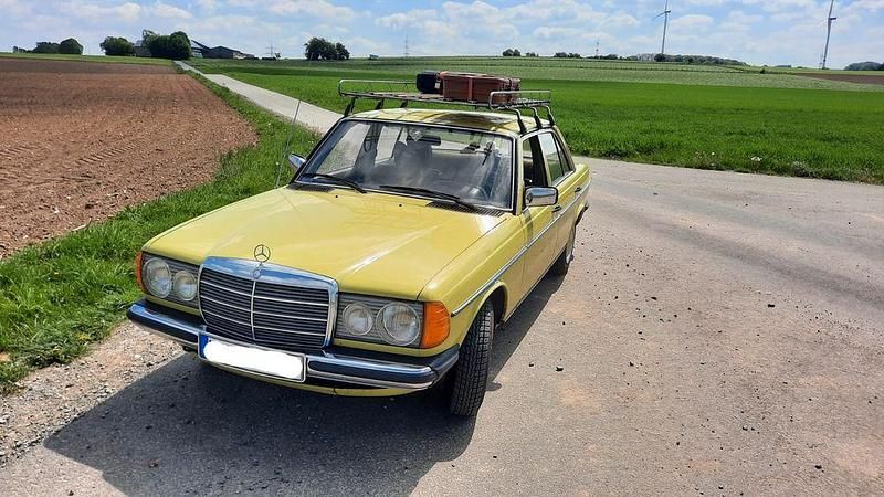 Gelb Gebraucht 1978 Mercedes 240 Limousine | 15.900 € - Bild 1/4