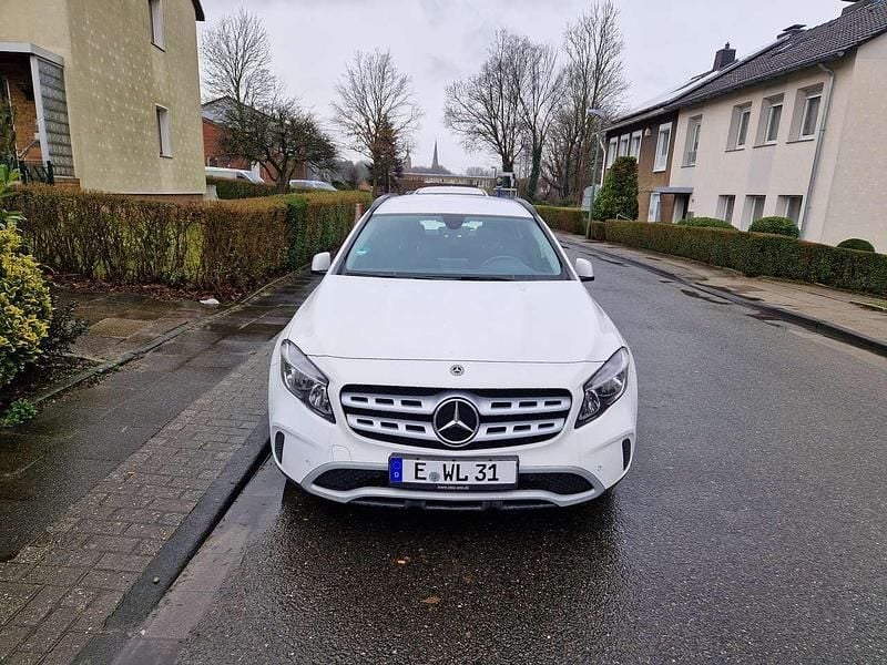 Weiß Gebraucht 2019 Mercedes GLA200 SUV | 20.900 € (Superpreis) - Bild 1/4