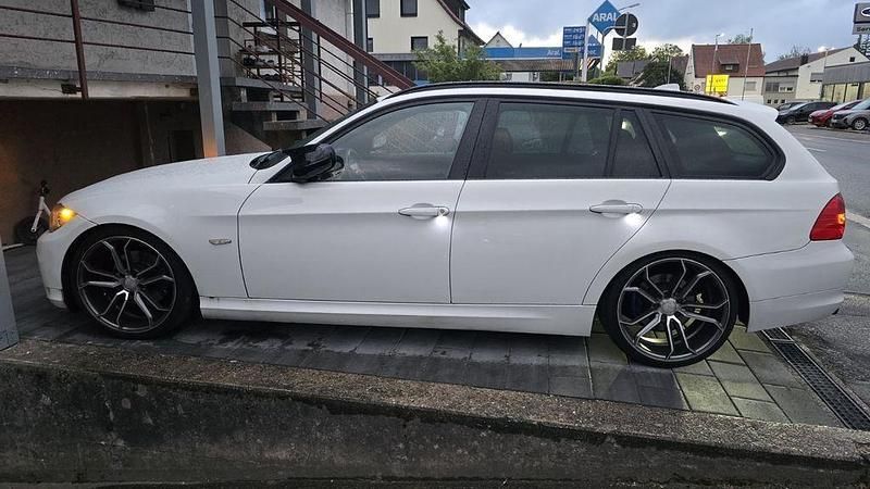 Weiß Gebraucht 2010 BMW 318 Kombi | 3.650 € (Guter Preis) - Bild 1/4