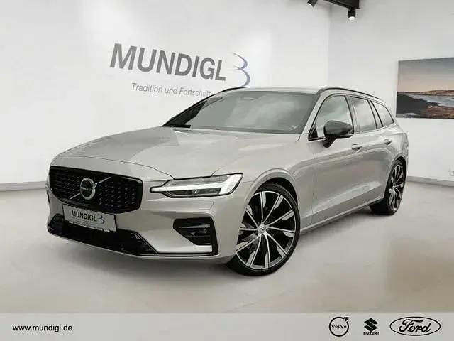 (350) silver dawn / metallic Gebraucht 2022 Volvo V60 Plus Kombi | 37.980 € (Fairer Preis) - Bild 1/4