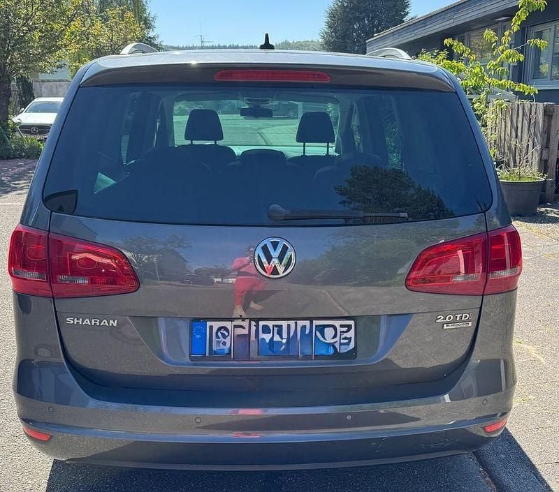 Second-hand VW Sharan 170 CP (125 kW) 2012 Gri Monovolum