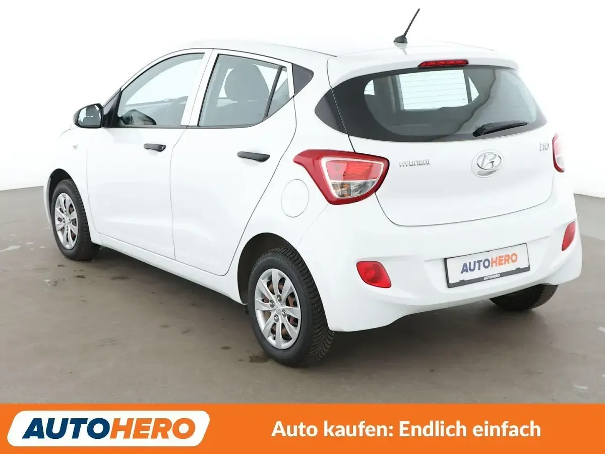 Gebraucht Hyundai i10 Basis 67 PS (49 kW) 2015 Weiß Kleinwagen