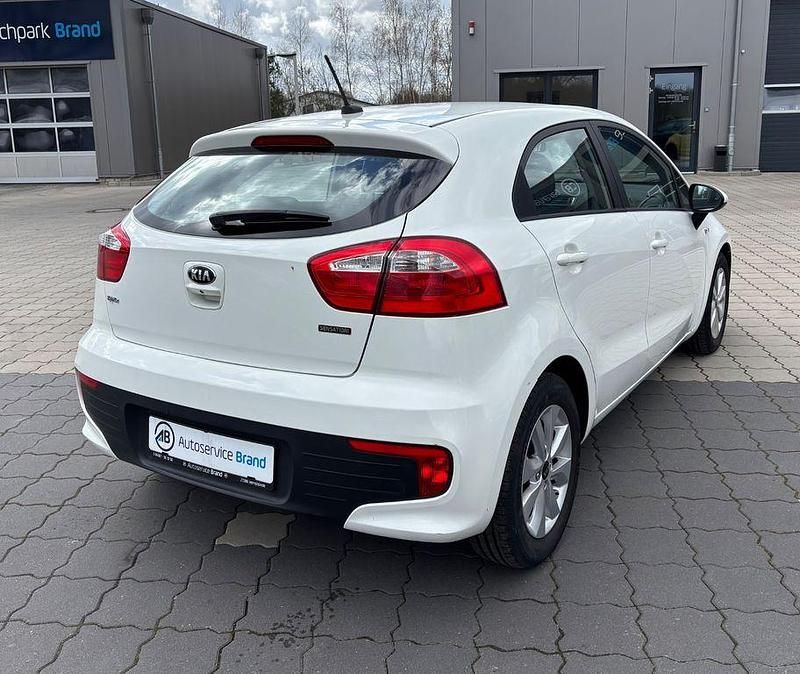 Gebraucht Kia Rio 84 PS (61 kW) 2017 Weiß Limousine
