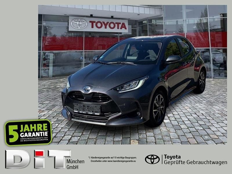 Grey metallic Gebraucht 2022 Toyota Yaris Hybrid Team Kleinwagen | 16.990 € (Guter Preis) - Bild 1/4