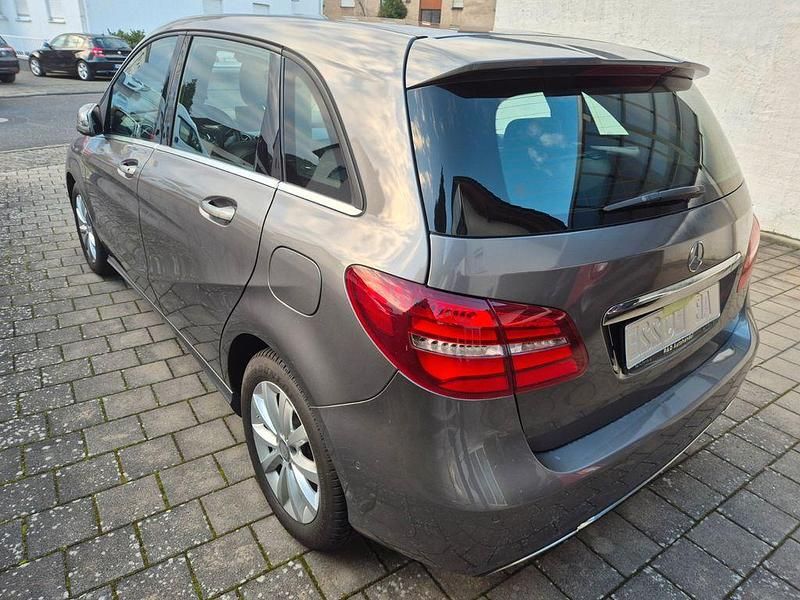 Gebraucht Mercedes B200 Urban 156 PS (114 kW) 2016 Grau Van / Kleinbus