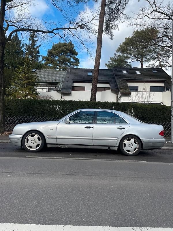 Gebraucht Mercedes E230 Avantgarde 150 PS (110 kW) 1998 Silber Limousine