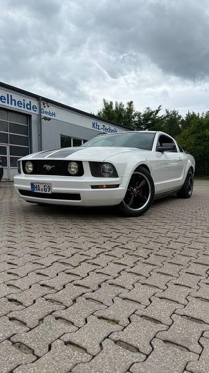 Weiß Gebraucht 2008 Ford Mustang Coupé | 13.000 € - Bild 1/4
