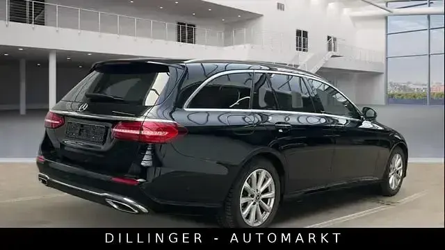 Gebraucht Mercedes E220 200 PS (147 kW) 2023 Baltic black Kombi