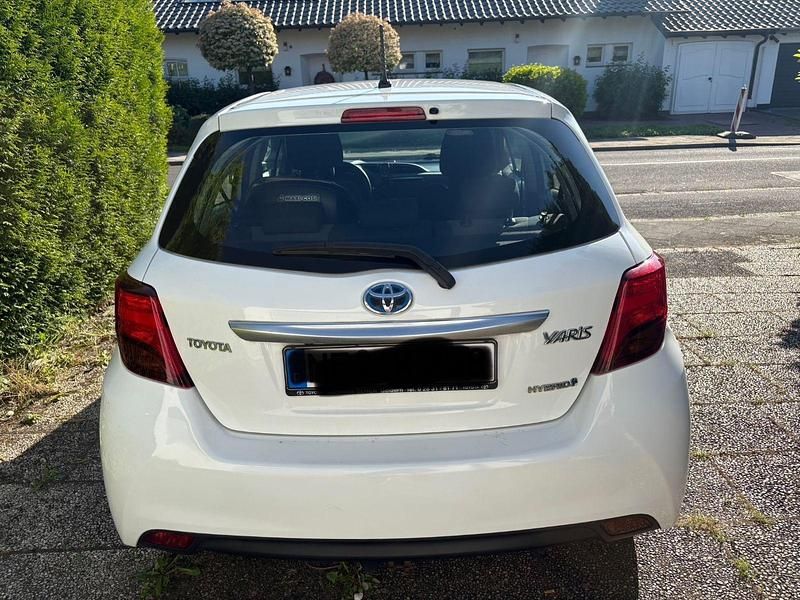 Weiß Gebraucht 2014 Toyota Yaris Hybrid Kleinwagen | 10.899 € (Superpreis) - Bild 1/4