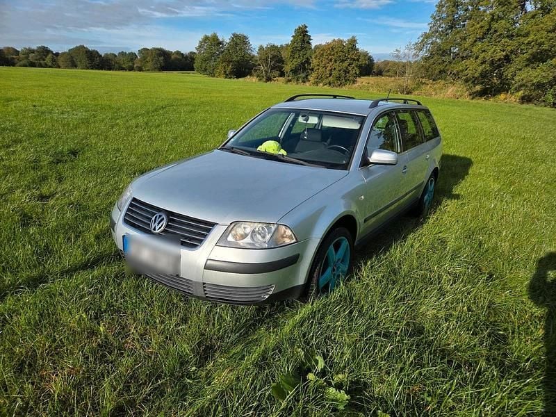 Silber Gebraucht 2002 VW Passat Kombi | 1.500 € (Etwas zu teuer) - Bild 1/4