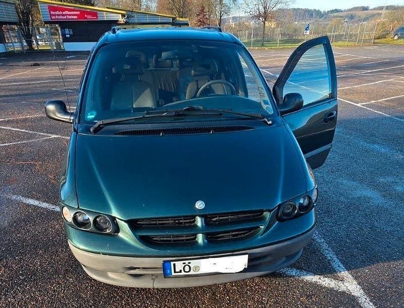 Gebraucht Chrysler Voyager 158 PS (116 kW) 1998 Grün Van / Kleinbus