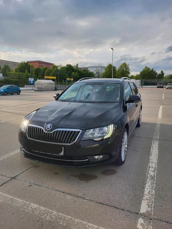 Schwarz Gebraucht 2015 Skoda Superb Kombi | 13.500 € (Superpreis) - Bild 1/4