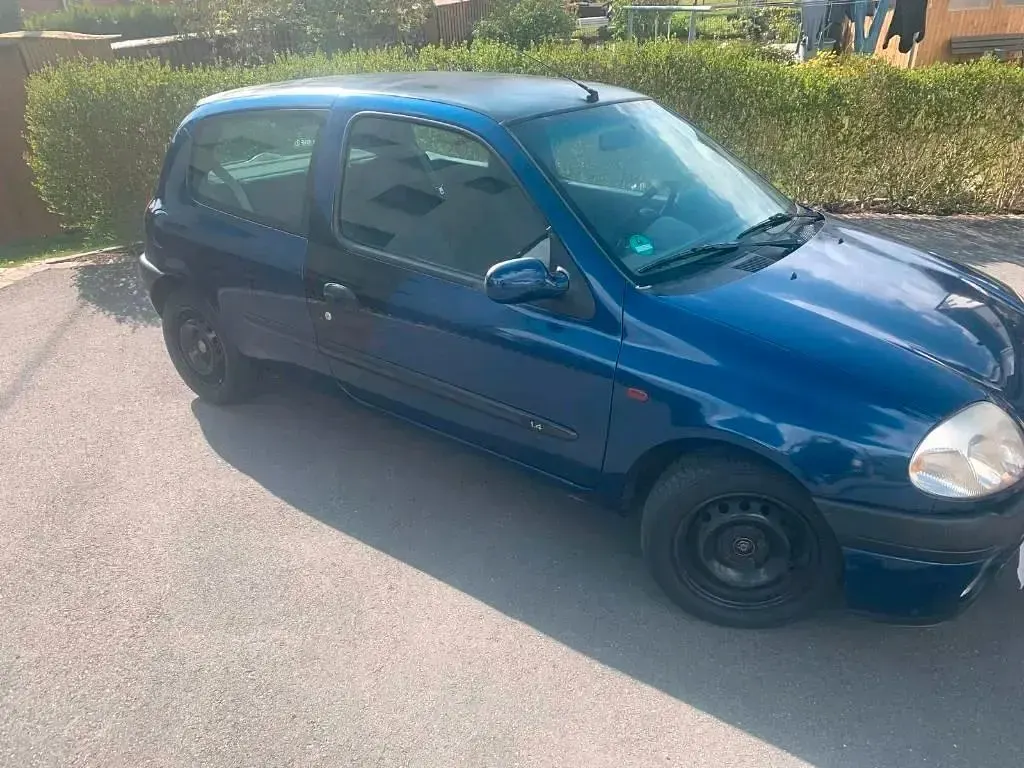 Używany Renault Clio II 75 KM (55 kW) 2000 Niebieski Hatchback